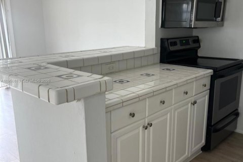 Снять в аренду квартиру в Майами, Флорида 1 спальня, 58.99м2, № 2031618 - фото 3