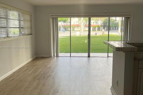 Снять в аренду квартиру в Майами, Флорида 1 спальня, 58.99м2, № 2031618 - фото 4