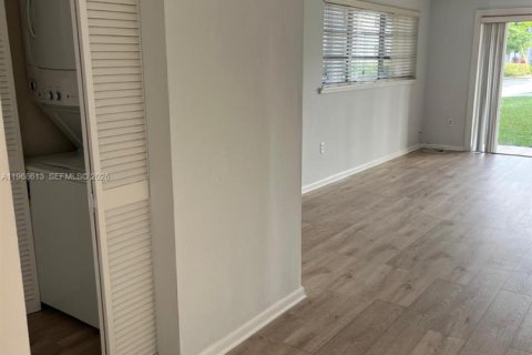 Снять в аренду квартиру в Майами, Флорида 1 спальня, 58.99м2, № 2031618 - фото 12