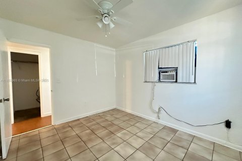Villa ou maison à louer à Hollywood, Floride: 1 chambre, 303.51 m2 № 1877567 - photo 5