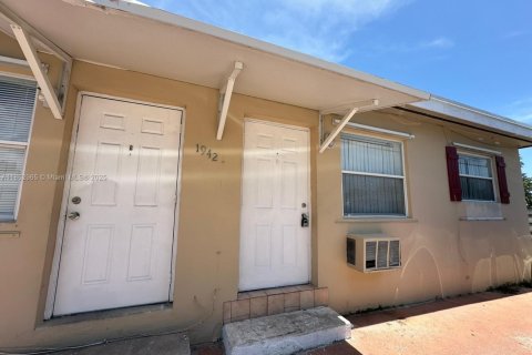 Villa ou maison à louer à Hollywood, Floride: 1 chambre, 303.51 m2 № 1877567 - photo 4