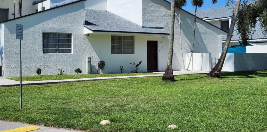 Townhouse in Miami, Florida 3 bedrooms, 130.06 sq.m. № 2074905