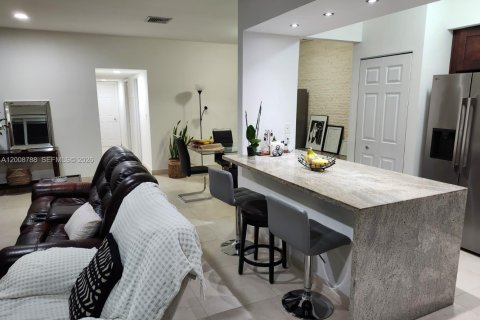 Townhouse in Miami, Florida 3 bedrooms, 130.06 sq.m. № 2074905 - photo 10