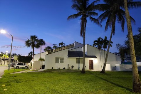 Townhouse in Miami, Florida 3 bedrooms, 130.06 sq.m. № 2074905 - photo 5