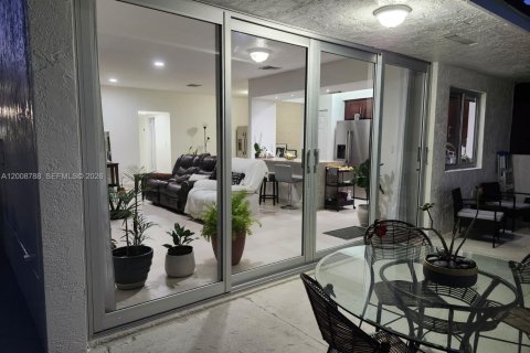 Townhouse in Miami, Florida 3 bedrooms, 130.06 sq.m. № 2074905 - photo 15
