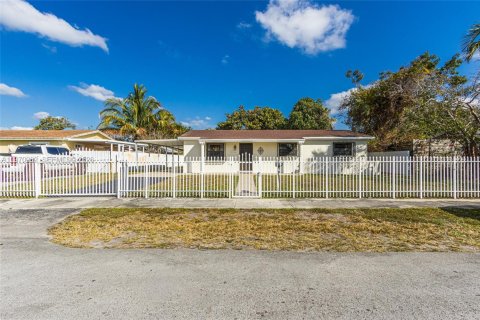 Villa ou maison à vendre à Miami Gardens, Floride: 3 chambres, 124.58 m2 № 2030844 - photo 2