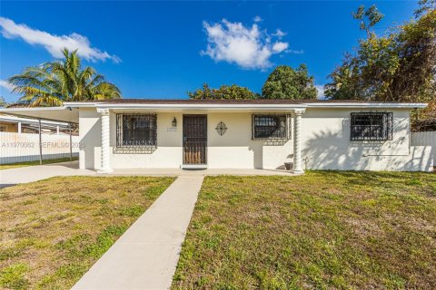 Villa ou maison à vendre à Miami Gardens, Floride: 3 chambres, 124.58 m2 № 2030844 - photo 1