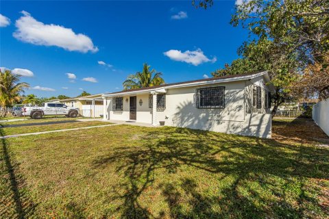 Villa ou maison à vendre à Miami Gardens, Floride: 3 chambres, 124.58 m2 № 2030844 - photo 4