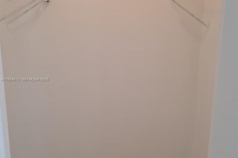 Снять в аренду кондоминиум в Окленд-Парк, Флорида 2 спальни, 116.69м2, № 1986863 - фото 17