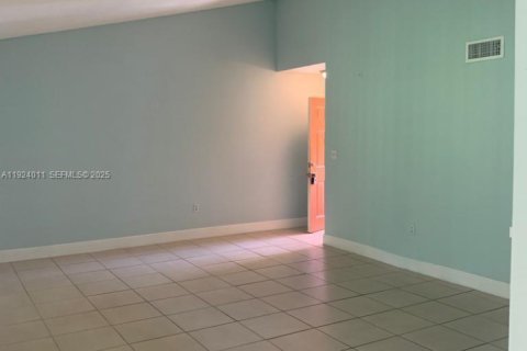 Снять в аренду кондоминиум в Окленд-Парк, Флорида 2 спальни, 116.69м2, № 1986863 - фото 3
