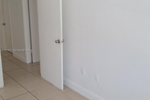 Снять в аренду кондоминиум в Окленд-Парк, Флорида 2 спальни, 116.69м2, № 1986863 - фото 18