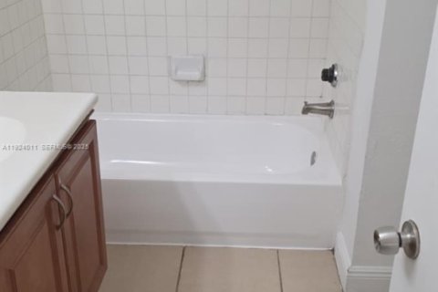 Снять в аренду кондоминиум в Окленд-Парк, Флорида 2 спальни, 116.69м2, № 1986863 - фото 20