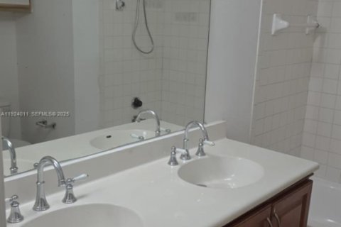 Снять в аренду кондоминиум в Окленд-Парк, Флорида 2 спальни, 116.69м2, № 1986863 - фото 21