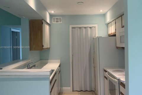 Снять в аренду кондоминиум в Окленд-Парк, Флорида 2 спальни, 116.69м2, № 1986863 - фото 4