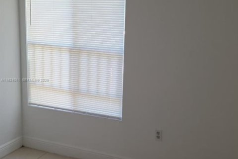 Снять в аренду кондоминиум в Окленд-Парк, Флорида 2 спальни, 116.69м2, № 1986863 - фото 16