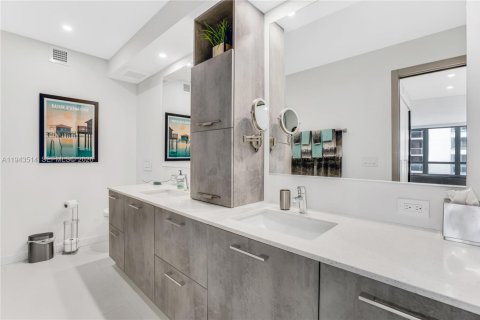 Condominio en venta en Bal Harbour, Florida, 4 dormitorios, 235.97 m2 № 2000711 - foto 17