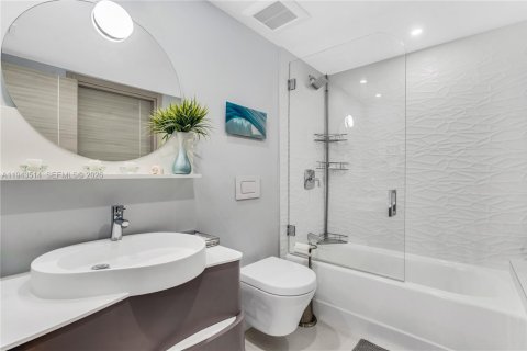 Condominio en venta en Bal Harbour, Florida, 4 dormitorios, 235.97 m2 № 2000711 - foto 27