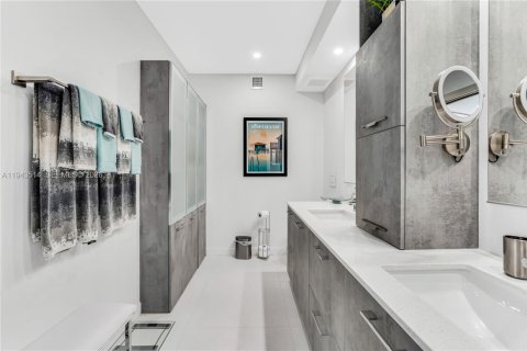 Condominio en venta en Bal Harbour, Florida, 4 dormitorios, 235.97 m2 № 2000711 - foto 18