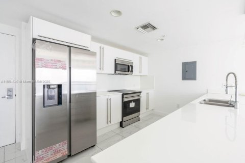Condo in Miami, Florida, 2 bedrooms  № 1864140 - photo 3