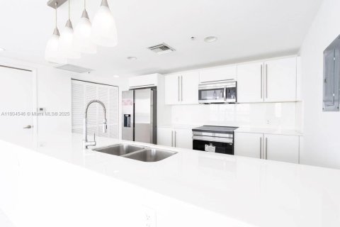 Condo in Miami, Florida, 2 bedrooms  № 1864140 - photo 2