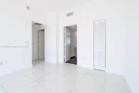 Condo in Miami, Florida, 2 bedrooms  № 1864140 - photo 13