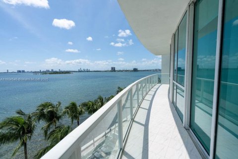 Condo in Miami, Florida, 2 bedrooms  № 1864140 - photo 1