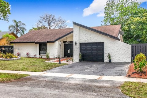 House in Plantation, Florida 3 bedrooms, 142.42 sq.m. № 1695775 - photo 4
