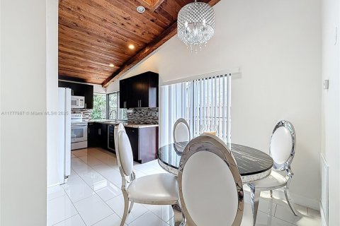 House in Plantation, Florida 3 bedrooms, 142.42 sq.m. № 1695775 - photo 19