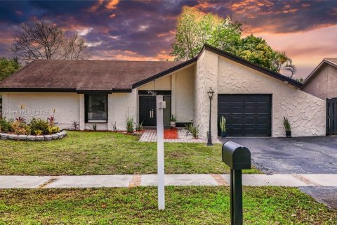 House in Plantation, Florida 3 bedrooms, 142.42 sq.m. № 1695775 - photo 2