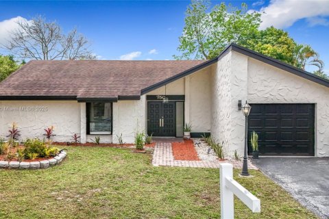 House in Plantation, Florida 3 bedrooms, 142.42 sq.m. № 1695775 - photo 1