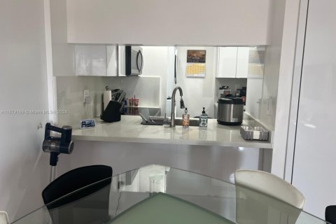 Condominio en venta en Hialeah, Florida, 2 dormitorios, 80.82 m2 № 1754175 - foto 7