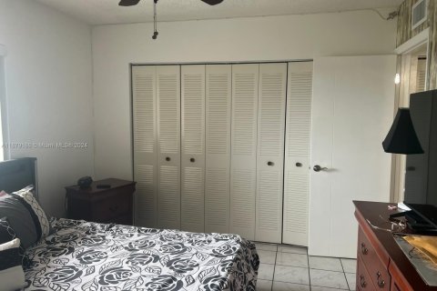 Condominio en venta en Hialeah, Florida, 2 dormitorios, 80.82 m2 № 1754175 - foto 9