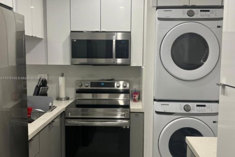 Condominio en venta en Hialeah, Florida, 2 dormitorios, 80.82 m2 № 1754175 - foto 1