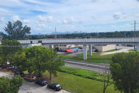 Condominio en venta en Hialeah, Florida, 2 dormitorios, 80.82 m2 № 1754175 - foto 25