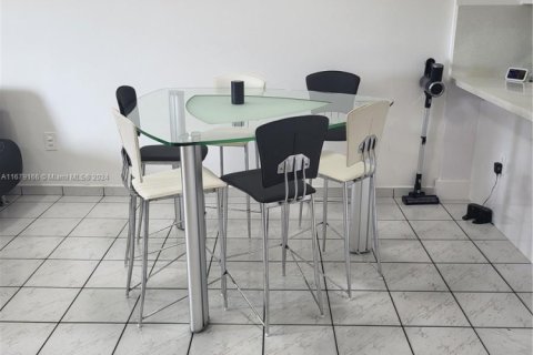 Condominio en venta en Hialeah, Florida, 2 dormitorios, 80.82 m2 № 1754175 - foto 16