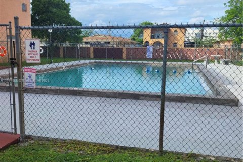 Condominio en venta en Hialeah, Florida, 2 dormitorios, 80.82 m2 № 1754175 - foto 22