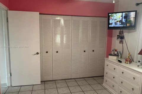 Condominio en venta en Hialeah, Florida, 2 dormitorios, 80.82 m2 № 1754175 - foto 11