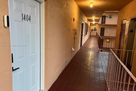 Condominio en venta en Hialeah, Florida, 2 dormitorios, 80.82 m2 № 1754175 - foto 2