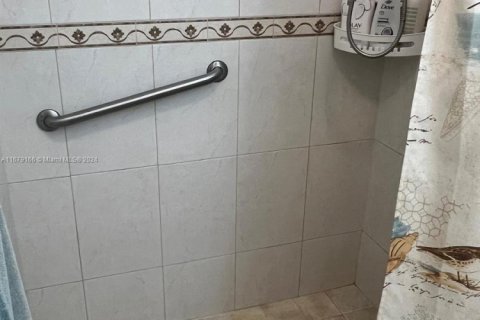 Condominio en venta en Hialeah, Florida, 2 dormitorios, 80.82 m2 № 1754175 - foto 12