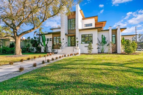 House in Saint Petersburg, Florida 4 bedrooms, 488.2 sq.m. № 1569252 - photo 1