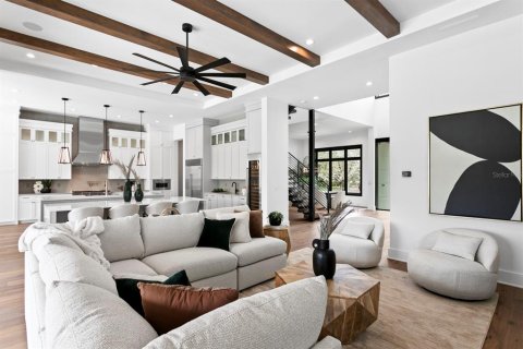 House in Saint Petersburg, Florida 4 bedrooms, 488.2 sq.m. № 1569252 - photo 4
