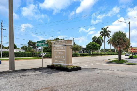 Commercial property in Pembroke Pines, Florida № 1139325 - photo 1