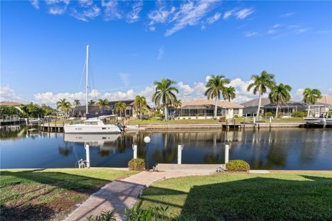 Villa ou maison à vendre à Punta Gorda, Floride: 5 chambres, 365.66 m2 № 2403380 - photo 4