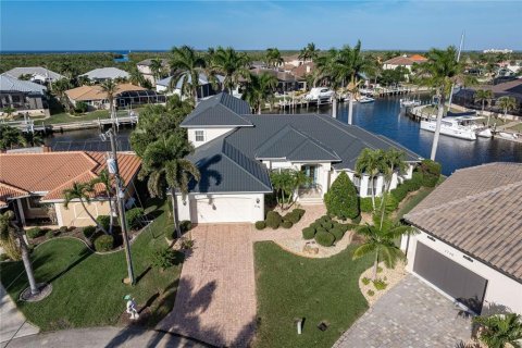 Villa ou maison à Punta Gorda, Floride 5 chambres, 365.66 m2 № 2403380