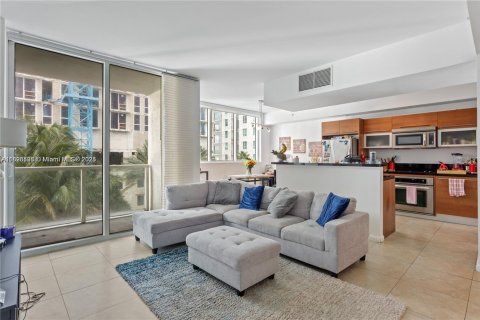 Condo in Miami, Florida, 2 bedrooms  № 1790292 - photo 1