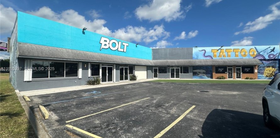 Commercial property in Florida City, Florida № 1986147