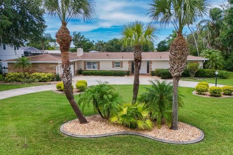 House in Crystal River, Florida 3 bedrooms, 330.64 sq.m. № 1800003 - photo 1