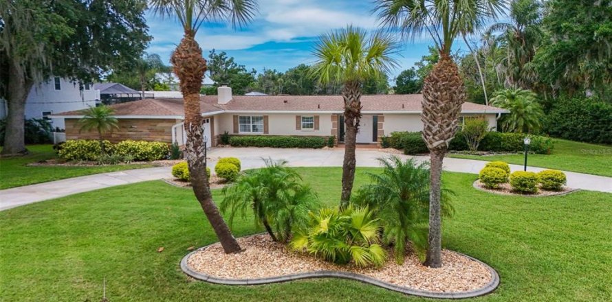 House in Crystal River, Florida 3 bedrooms, 330.64 sq.m. № 1800003