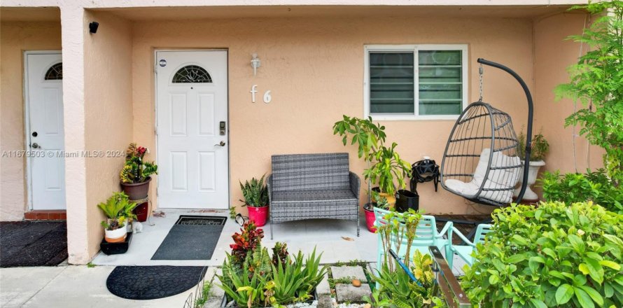 Condominio en Sweetwater, Florida, 3 dormitorios № 1850347