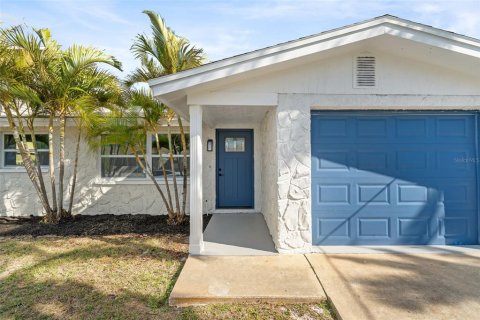 House in Hudson, Florida 3 bedrooms, 121.89 sq.m. № 2205908